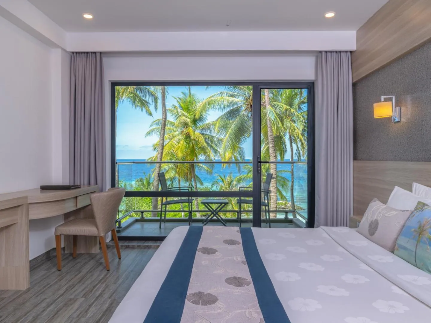 Habitación Doble Deluxe con balcón y vista al mar